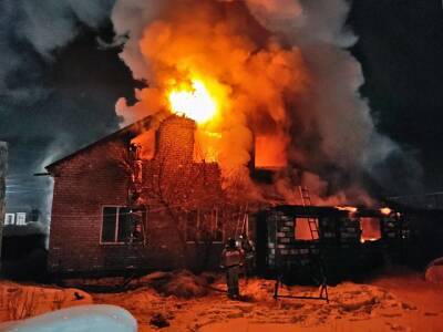 В Челябинской области в ночном пожаре спасли двух мужчин