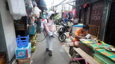 Индонезия ужесточила антиковидные ограничения в столице, на островах Ява и Бали