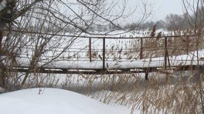 Мост через реку между Нахаловкой и Маяком засыпало снегом - penzainform.ru
