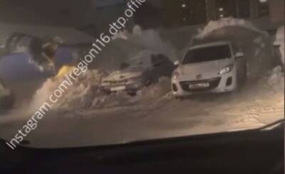 В Казани трактор завалил припаркованный автомобиль снегом