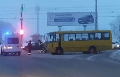 На пересечении проспектов Ленинского Комсомола и Туполева столкнулись иномарка и автобус