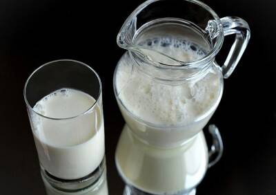 Онколог рассказал, может ли употребление молока вызвать рак