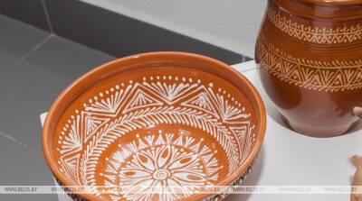 Посуду из разных видов керамики и стилизованные глиняные игрушки представили на выставке в Минске