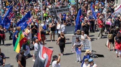 В Новой Зеландии тысячи протестующих против ковидных ограничений окружили здание парламента