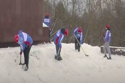 Брянские студенты расчистили от снега воинские мемориалы
