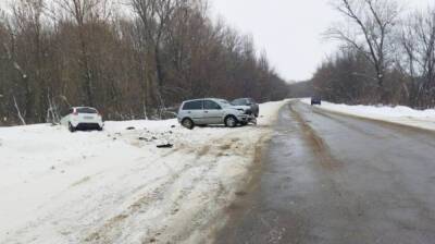 Трое мужчин пострадали в ДТП на заснеженной дороге в Воронежской области