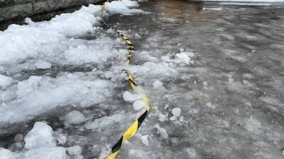 В Петербурге рухнувшая с крыши дома глыба льда смертельно травмировала дворника