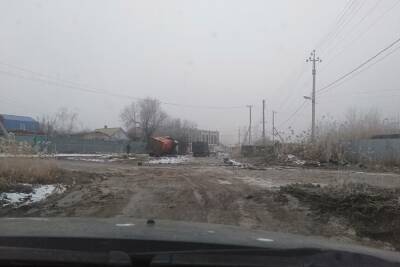 В Астрахани мусоровоз застрял в грязи
