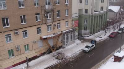В центре Воронежа балкон рухнул на пешеходную улицу