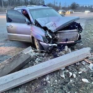 В Запорожье авто влетело в столб: пострадала 18-летняя девушка. Фото