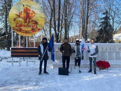В Красногорске активисты «Молодой гвардии» расчистили снег