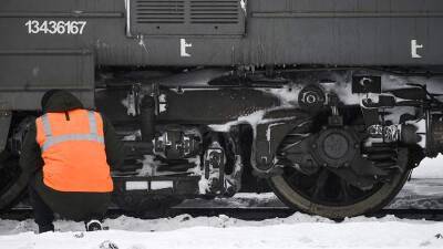 В Свердловской области проводница попала под поезд