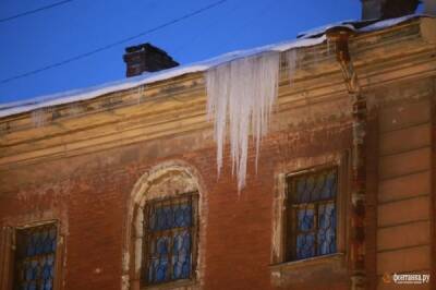 Дворник погиб от упавшей с крыши глыбы льда в Петербурге
