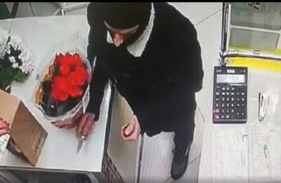 В Петербурге продавщица отбилась от грабителя цветочным горшком