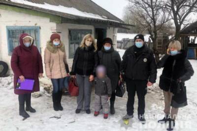 Жительница Полтавщины оставила маленькую больную дочь в холодном доме и уехала в Киев