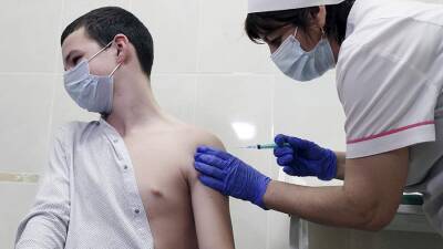 Гинцбург заявил об отсутствии побочных реакций у подростков при вакцинации