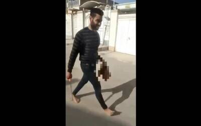 В Иране муж отрезал жене голову на площади. 18+