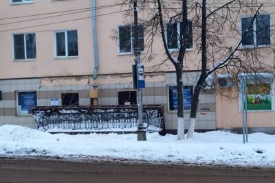 Рухнувший под натиском снега козырек в Боровичах заблокировал вход в аптеку