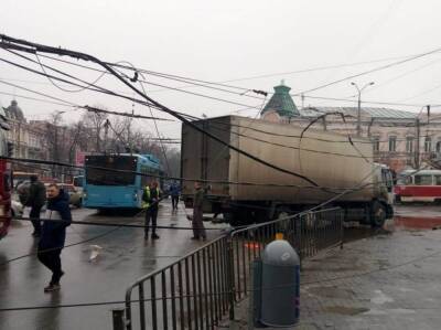 В Днепре грузовик задел электроопору: движение транспорта парализовано - dnepr.politeka.net - Украина