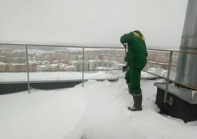Промышленные альпинисты почистили дома от снега и сосулек