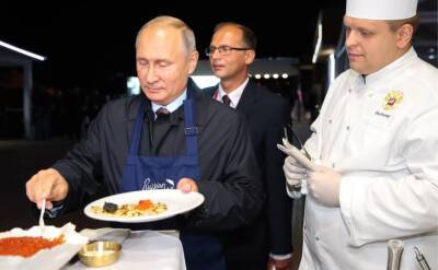 Названы блюда, которыми президента Макрона угощали в Кремле