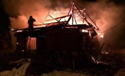 Новью в Тюмени загорелся жилой дом