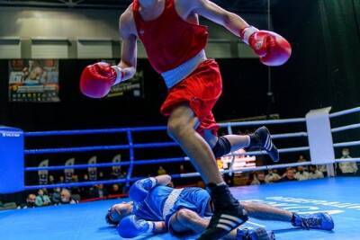 Читинский боксёр уступил омичу победу в первом бою на турнире им. Александра Бахтина (12+)