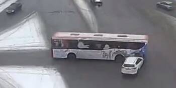 Белая иномарки протаранила пассажирский автобус на площади Бабушкина в Вологде