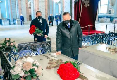 Беглов и Бельский возложили цветы на могилу Петра I в день годовщины смерти императора