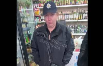 "Ребята простите, я после суток": очень пьяная полицейская пришла в магазин Одессы, видео