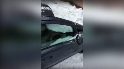 Рухнувший с крыши воронежской больницы снег пробил лобовые стёкла авто: появилось видео