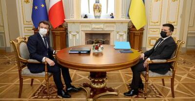 В соцсетях обсуждают, насколько разные столы ко встрече с Макроном выбрали Путин и Зеленский фото