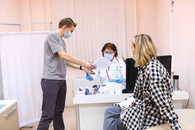 От коронавируса в России вакцинировались около 41 тысячи подростков