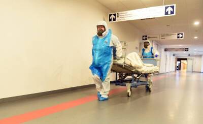 Руководитель латвийской больницы: отмена ковидных надбавок может обернуться «моральным похмельем»