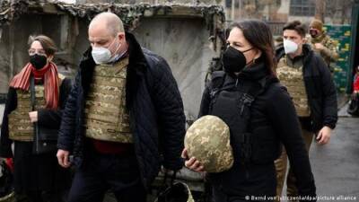 Глава МИД Германии Бербок посетила линию соприкосновения в Донбассе, чтобы получить представление - в центре Европы война