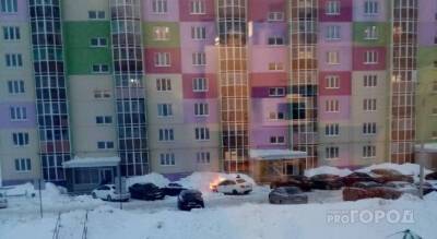 В Чебоксарах вспыхнула легковушка: "Хозяин пытался закидать машину снегом"