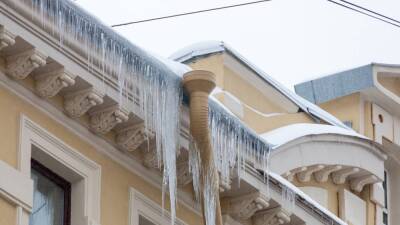 Житель Петербурга получил сотрясение мозга из-за упавшей с крыши глыбы льда