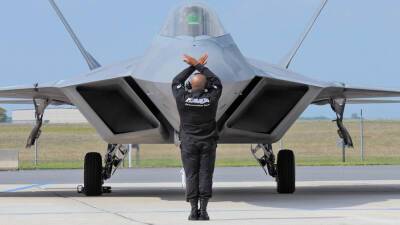 США за неделю перебросят в ОАЭ эскадрилью F-22