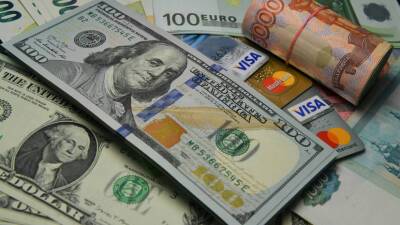 На позитивном фоне: курс доллара опустился ниже 75 рублей после переговоров Путина и Макрона