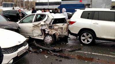Девять машин столкнулись на Рублевском шоссе недалеко от метро «Кунцевская» в Москве