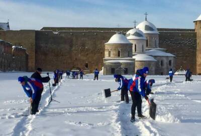 В Ленобласти волонтеры помогают музеям в борьбе со снегом