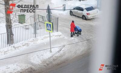 Снег с петербургской крыши придавил годовалого малыша в коляске
