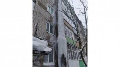 Обледеневшую пятиэтажку на улице Краснова в Пензе осмотрела комиссия
