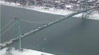 В Канаде дальнобойщики из “Конвоя свободы” заблокировали мост в США