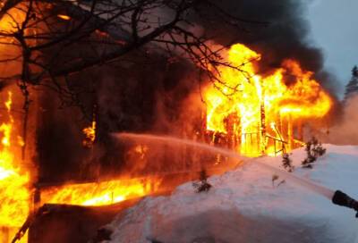 Во Всеволожском районе от горящей бани огонь перекинулся на кровлю соседнего здания