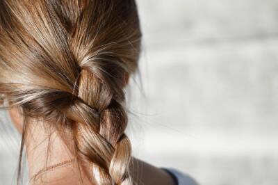 Новосибирский врач объяснила, грозит ли выпадение волос переболевшим «омикроном»