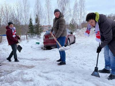 Депутат горсовета и молодогвардейцы помогли смолянам очистить двор от снега