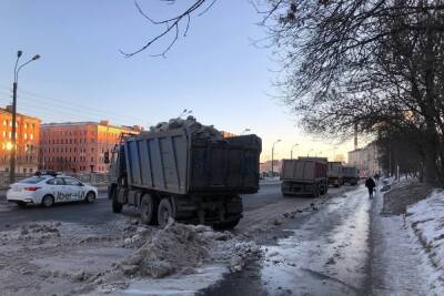 Обещания Смольного: почему в Петербурге три года ждут расширения парка снегоуборочных машин