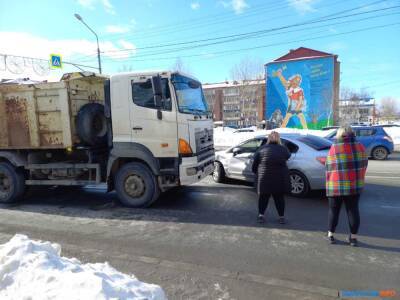 Легковушка и подбивший ее грузовик перекрыли проезд по улице Ленина