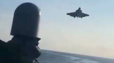Падение американского истребителя на авианосец в Южно-Китайском море попало на фото и видео